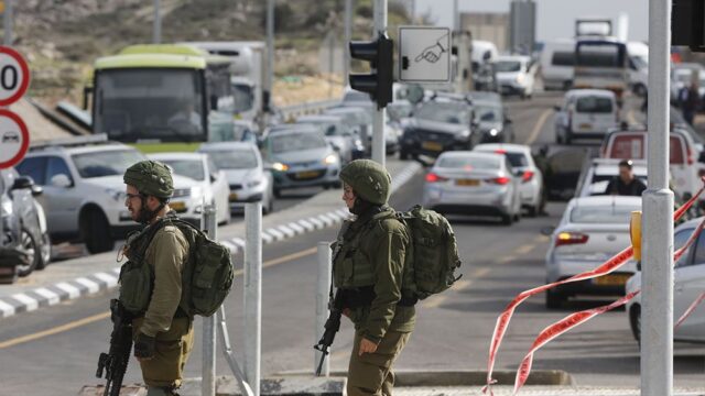 На Западном берегу израильские солдаты застрелили двух человек, которые сбили их машиной