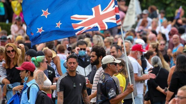 В Новой Зеландии арестовали более 120 человек на митинге против обязательной вакцинации