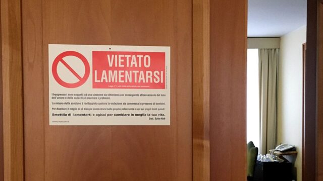 Папа Римский повесил на дверь своей комнаты в Ватикане табличку «Нет нытью»