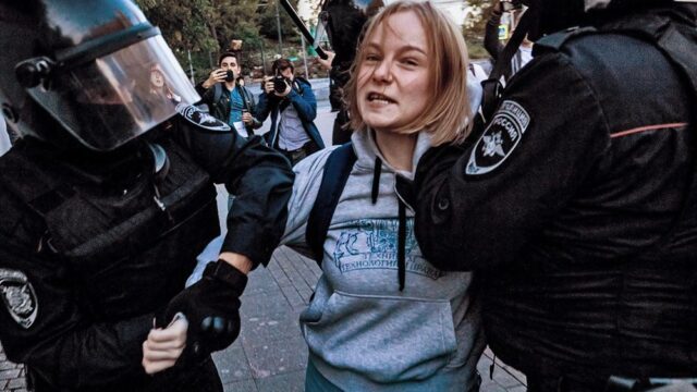 Суд в Москве из-за нарушений вернул в полицию протокол на девушку, которую ударили в живот на протестной акции