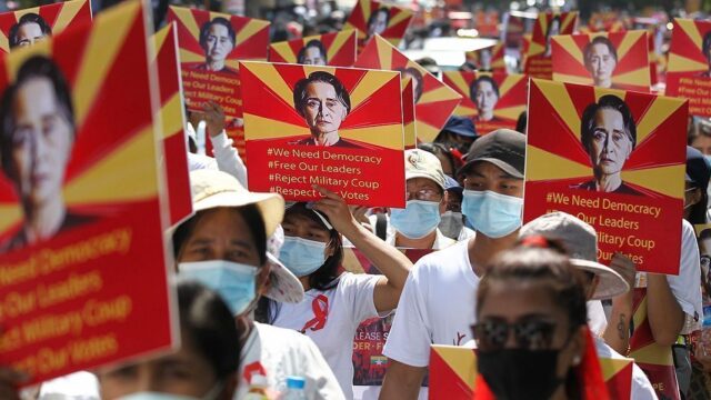 Десятки тысяч людей вышли на протест против переворота в Мьянме