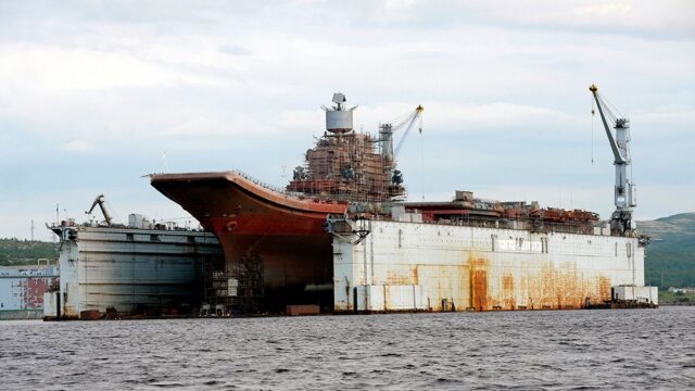 Под Мурманском во время ремонта авианосца «Адмирал Кузнецов» произошла авария