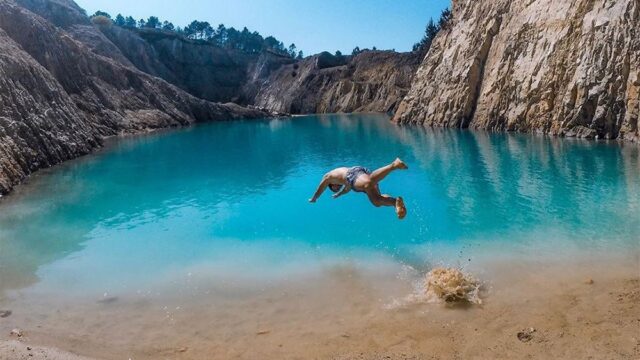 В Испании популярное у инстаграмеров озеро оказалось заброшенным карьером с токсичной водой