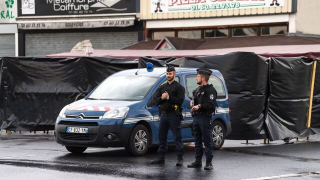 Напавшего на пиццерию во Франции обвинили в убийстве