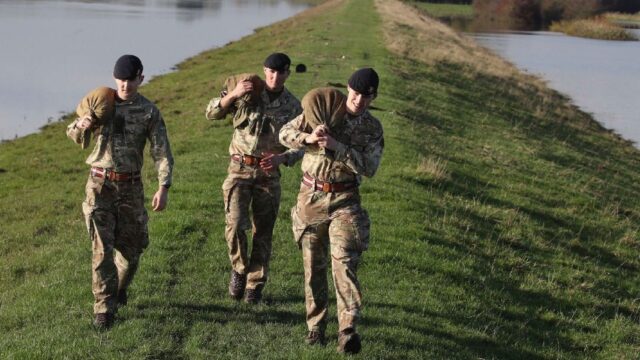 В Британии уволенным из-за гомосексуальности военным вернут медали