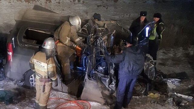 Под Оренбургом минивэн столкнулся с фурой, погибли шесть человек
