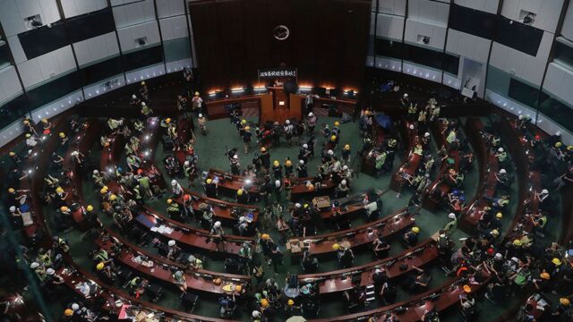 В Гонконге протестующие ворвались в здание местного парламента: фотогалерея