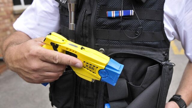 ЮНИСЕФ призвал британскую полицию не применять тазеры в отношении несовершеннолетних