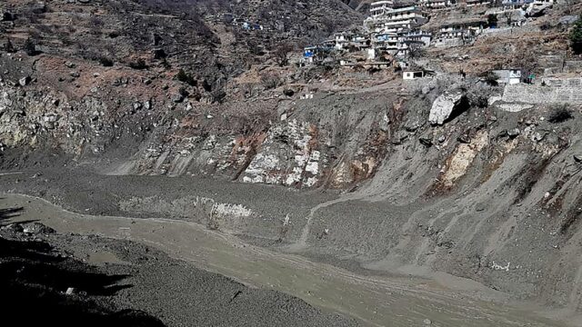 Десятки людей пропали без вести после схода ледника в Индии