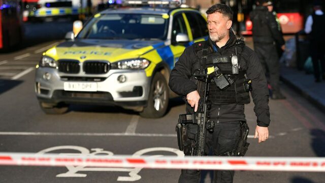 В Лондоне на мосту мужчина напал с ножом на прохожих, есть погибшие