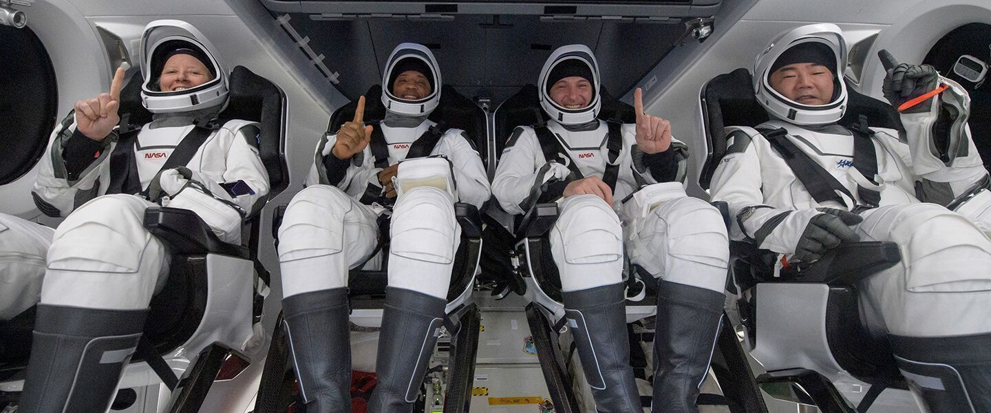 Корабль Crew Dragon с четырьмя астронавтами вернулся на Землю