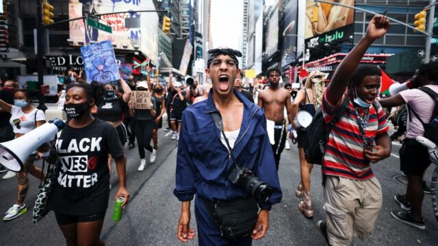 В Нью-Йорке правозащитники подали иск против полиции за жесткость при разгоне протестов