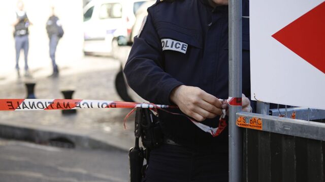 МВД Франции: трое задержанных в пригороде Парижа хотели устроить взрывы в банках