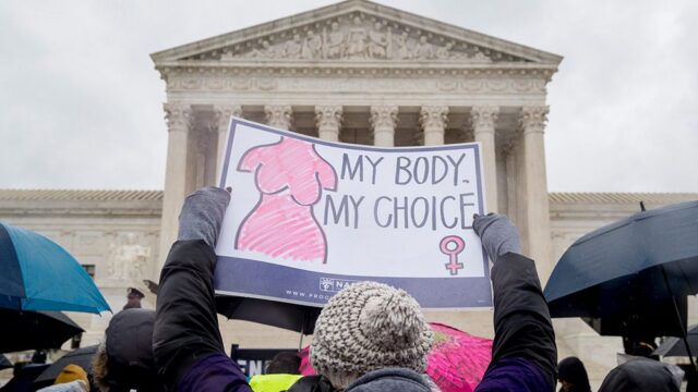 Верховный суд США отменил закон, который обязывает кризисные центры для беременных рассказывать об абортах