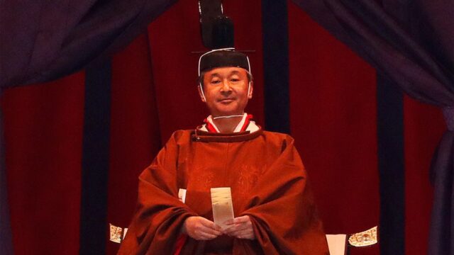 В Японии император провозгласил восхождение на престол