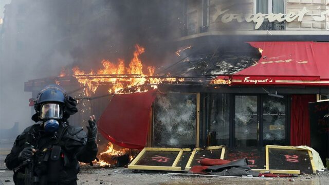 В Париже протестующие разгромили ресторан на Елисейских полях