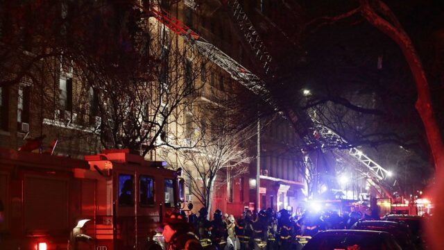 В Нью-Йорке при пожаре в жилом доме погибли 12 человек