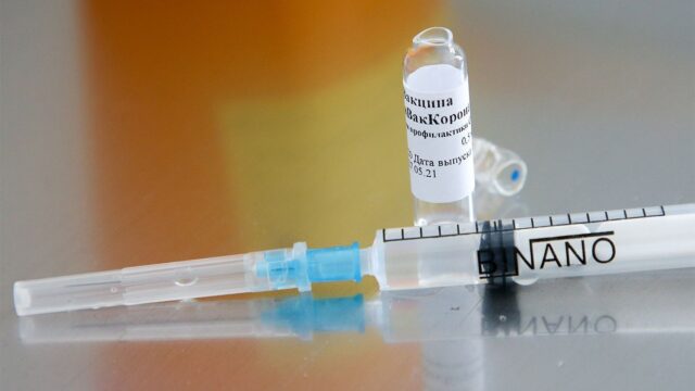 Споры о новой российской вакцине: какие вопросы возникли к препарату «ЭпиВакКорона»