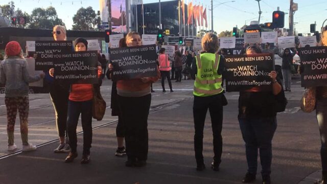 Веганы и зоозащитники устроили массовые протесты в Мельбурне