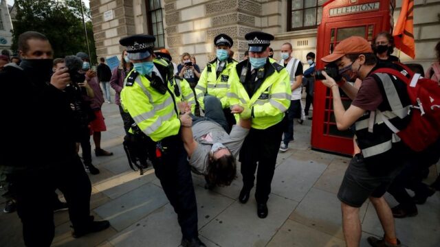 В Лондоне полиция задержала во время акции протеста 90 экоактивистов
