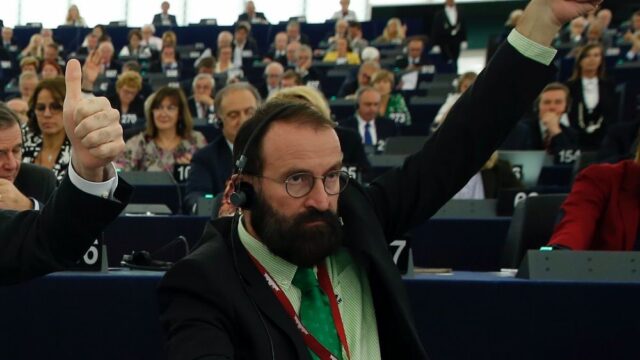 Депутат-консерватор из Венгрии подал в отставку после того, как его задержали в Брюсселе на секс-вечеринке с наркотиками
