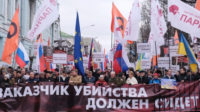 Десятки тысяч вышли на марш Немцова в Москве: фоторепортаж