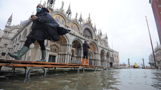 Центр Венеции снова затопило: фотогалерея