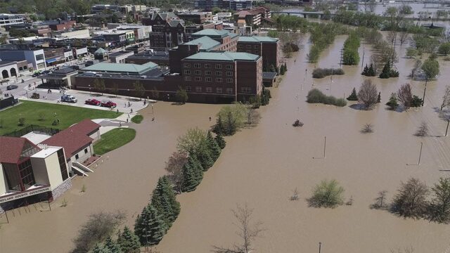 В Мичигане объявили режим ЧП из-за прорыва плотин и наводнения