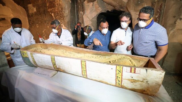 В Египте вскрыли саркофаг с мумией женщины возрастом три тысячи лет