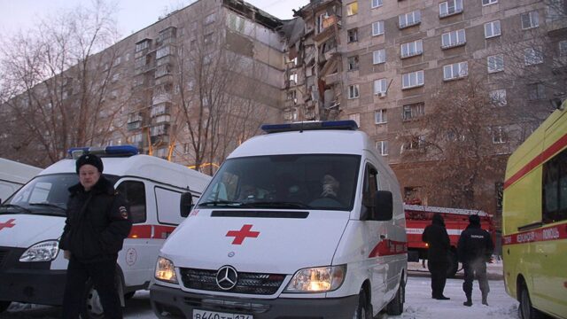 В Магнитогорске после взрыва газа обрушился подъезд жилого дома: главное