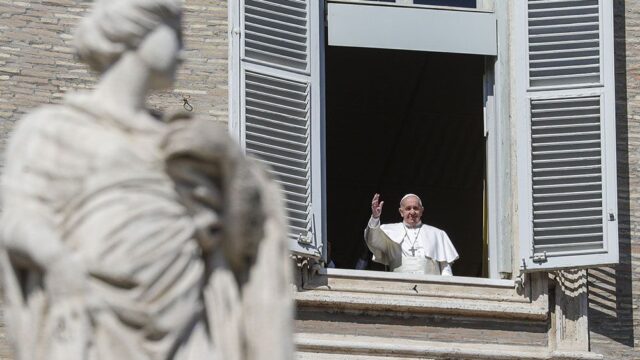 Ватикан отпустит грехи всем, кто пострадал от коронавируса