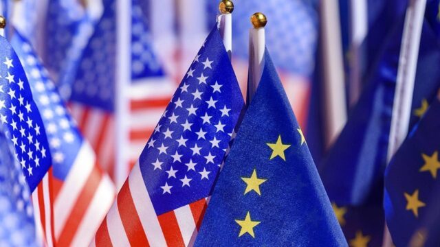 «Левада-центр»*: россияне стали лучше относиться к ЕС и США