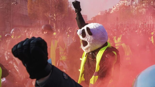 Во Франции больше 400 человек пострадали в ходе протестов против роста цен на бензин