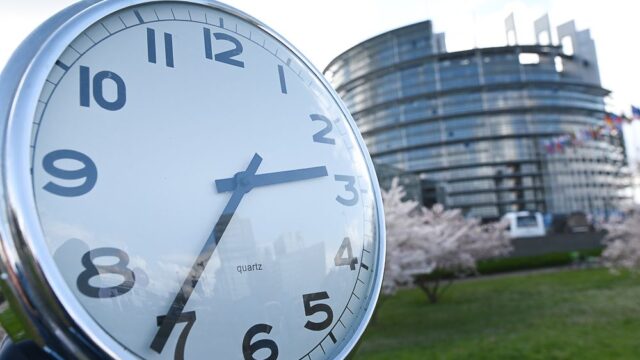 Европарламент проголосовал за отмену перевода часов на летнее и зимнее время