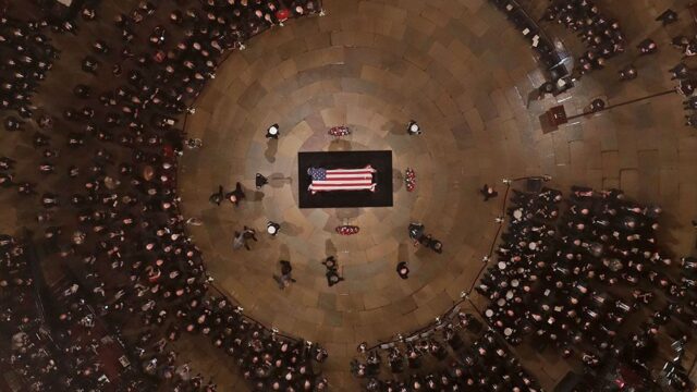 В Вашингтоне началась трехдневная церемония прощания с бывшем президентом США Джорджем Бушем-старшим