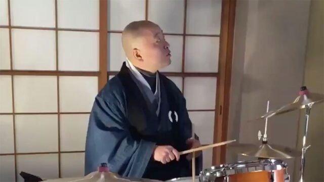 Японские монахи устроили флешмоб после штрафа за вождение машины в традиционных одеждах