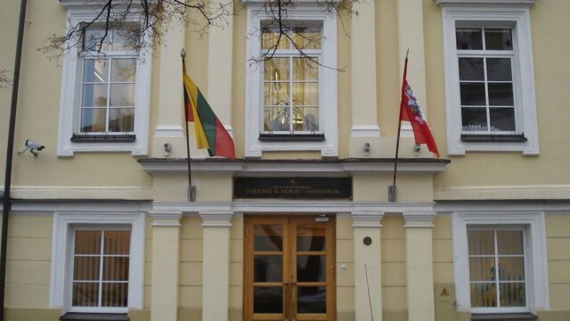 В Вильнюсе учителей попросили покинуть Министерство образования, в котором они протестуют из-за новой реформы