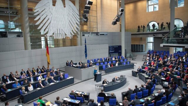 Бундестаг принял закон о наказании за осквернение флагов других стран