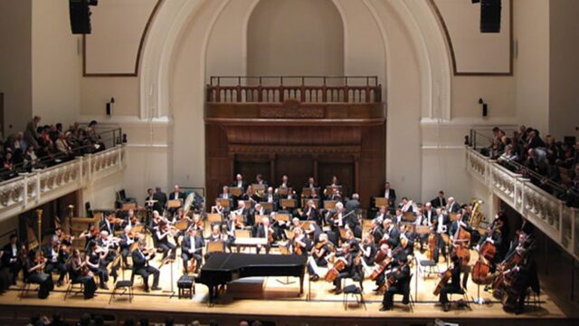 Дирижера главного симфонического оркестра Великобритании отстранили от работы после обвинений в домогательствах