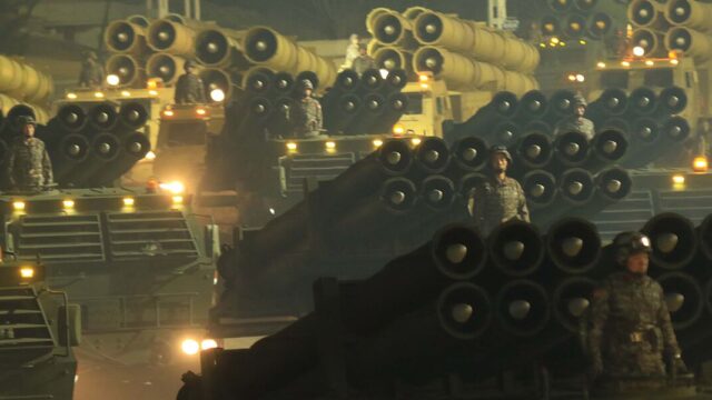 КНДР на военном параде представила «самое мощное в мире оружие»