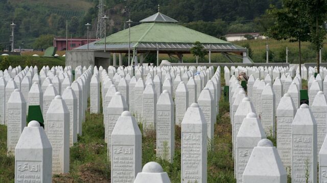 Суд в Гааге: правительство Нидерландов частично виновно в гибели мусульман при резне в Сребренице