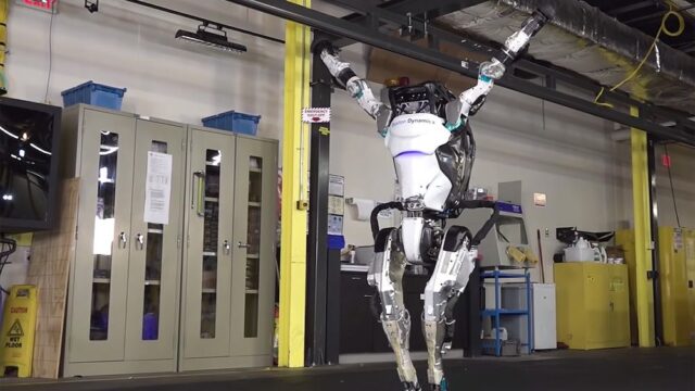 Робот Boston Dynamics научился новым акробатическим трюкам — таким, которые сможет выполнить не каждый «кожаный мешок»!