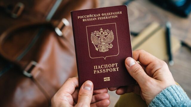 В России разрешат приставам отбирать загранпаспорта у должников