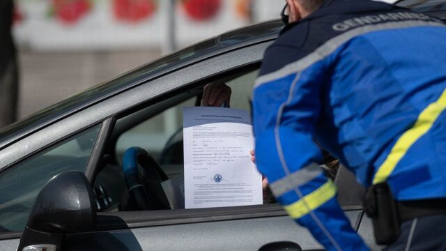 Во Франции полиция оштрафовала нарушителя правил локдауна. Причиной выхода на улицу он назвал желание «набить кое-кому морду»