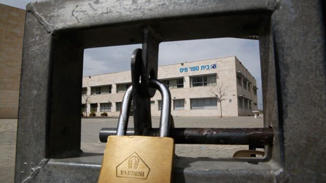 В Израиле из-за новой вспышки коронавируса закроют школы