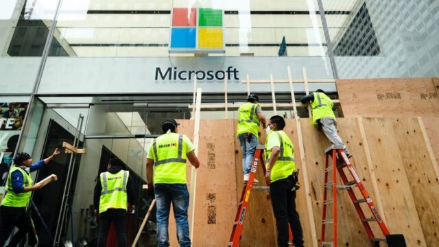Microsoft закроет большинство своих магазинов по всему миру