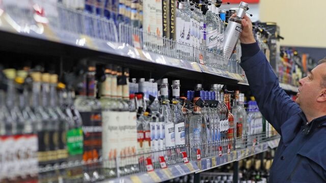 Дорожающий алкоголь, Fan ID и новые налоги. Как изменится жизнь россиян в 2022 году