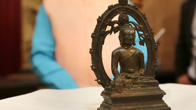 Британская полиция вернула Индии статую Будды, которую украли больше полувека назад