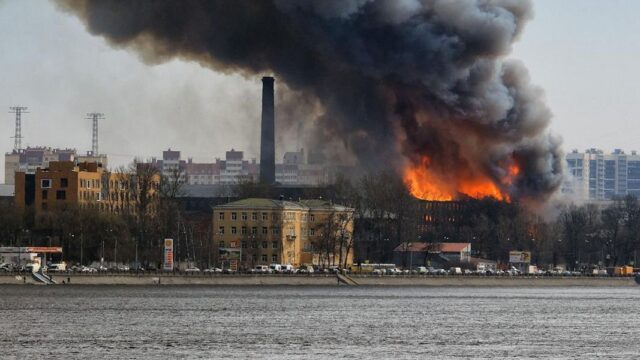 Крупный пожар произошел в здании Невской мануфактуры в Петербурге