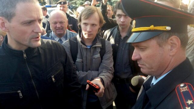 Удальцова, Лимонова и еще 30 активистов задержали в центре Москвы